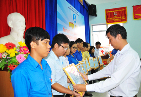 Anh Nguyễn Văn Nhuận - Chủ tịch Hội Sinh viên Việt Nam tỉnh khen thưởng các tập thể, cá nhân xuất sắc