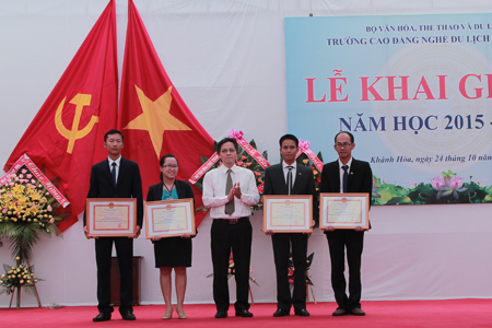 Ông Lê Anh Tuấn, Phó Vụ trưởng Vụ Đào tạo, Bộ Văn hóa, Thể thao và Du lịch  trao danh hiệu tập thể lao động xuất sắc cho 4 tập thể của trường. 