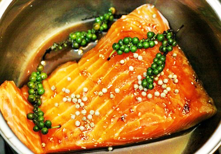 Món cá hồi kho hạt tiêu xanh