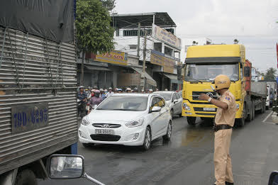 Công an điều tiết giao thông. 