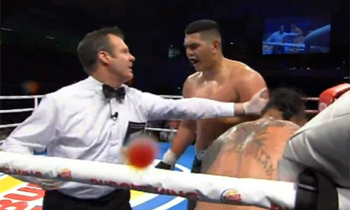 Võ sĩ cầu xin trọng tài dừng trận đấu vì sợ đấm chết đối thủ