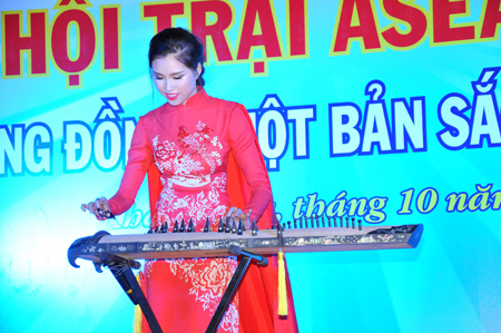 Top 15 Hoa hậu Hoàn vũ năm 2015 Đặng Dương Thanh Thanh Huyền là khách mời tham gia hội trại.