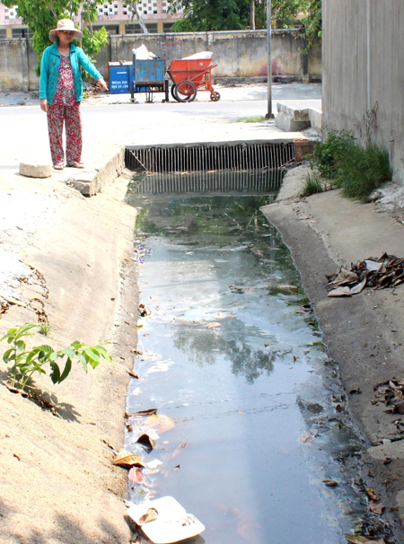 Dân tự làm khổ mình!