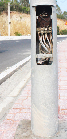 Trụ đèn bị mất nắp đậy