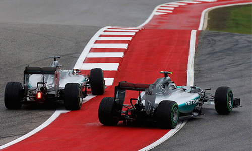 Pha đọ sức quyết liệt giữa hai tay đua Mercedes, khiến Rosberg phải cua rộng ra ngoài, để Hamilton vượt lên dẫn đầu ngay Turn 1. Ảnh: Reuters.