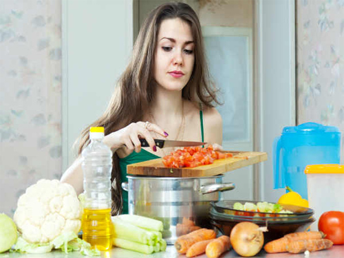 Chế độ ăn uống không lành mạnh là nguyên nhân gây nhiều vấn đề sức khỏe (Ảnh: Boldsky)