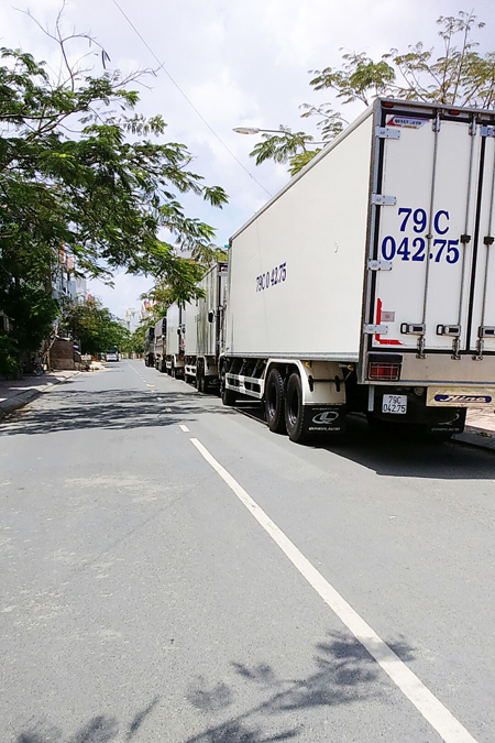 Bãi đậu xe tải tự phát ở Khu đô thị Vĩnh Điềm Trung