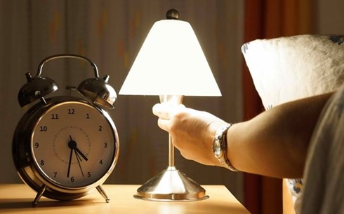 Ngủ để đèn, coi chừng tăng cân