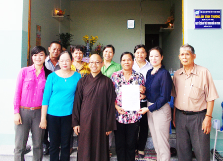 Trao quyết định bàn giao nhà cho gia đình chị Chi