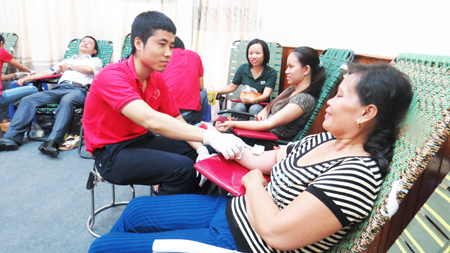Tham gia hiến máu nhân đạo tại TP. Nha Trang