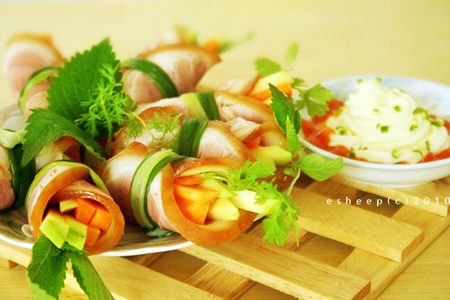 Làm món chân giò hun khói cuộn xoài xanh hấp dẫn