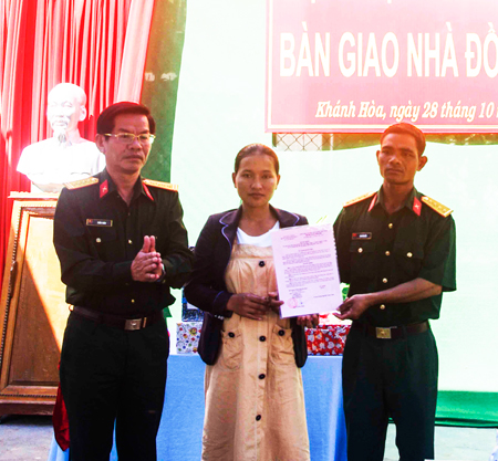 Bàn giao nhà đồng đội tại huyện Khánh Sơn