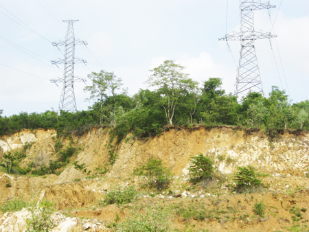 Khoét núi sát chân trụ điện cao thế