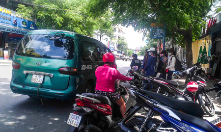 "Xe dù" lấn bến xe buýt