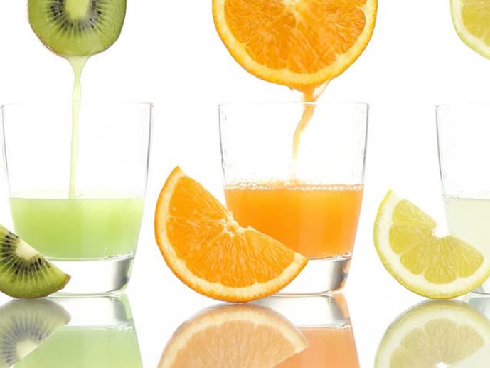 Vài lát kiwi hay vài lát chanh vào ly nước sẽ giúp tẩy độc cơ thể hiệu quả hơn - Ảnh: Shutterstock