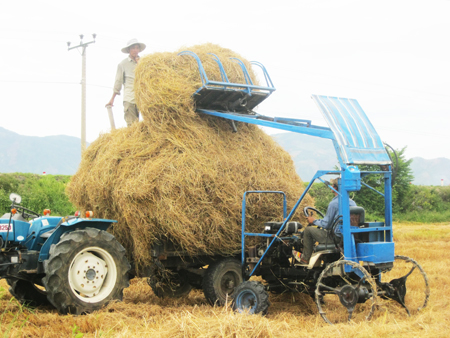 Máy xúc rơm - Một sáng chế của nhà nông Trần Đức Mạnh