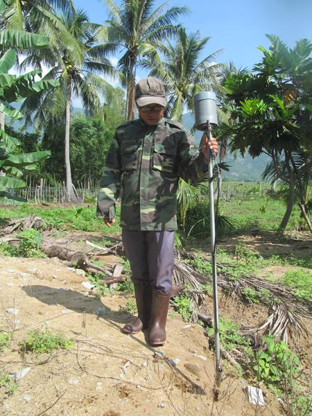 Dụng cụ trỉa hạt sử dụng hiệu quả tại vùng đồi núi Xuân Sơn