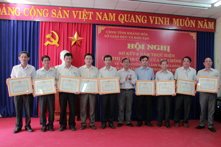 Ông Phan Văn Dũng, Phó Giám đốc Sở Giáo dục và Đào tạo trao giấy khen cho các tập thể.