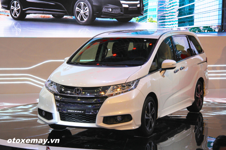 Honda Odyssey lần đầu tiên có mặt tại Việt Nam thuộc thế hệ thứ 5, xe được nhập khẩu nguyên chiếc từ Nhật Bản