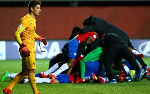 Luca Zidane thất vọng nhìn đối thủ vào tứ kết. (Ảnh: FIFA)