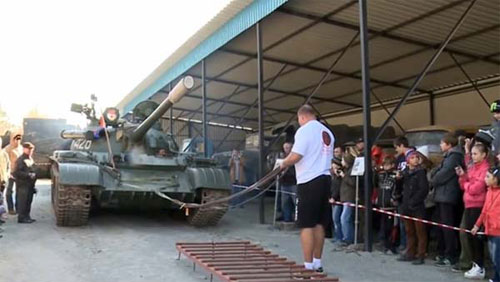 Nhà vô địch cử tạ Nga kéo xe tăng 37 tấn