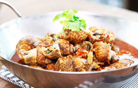 Ốc xào cay