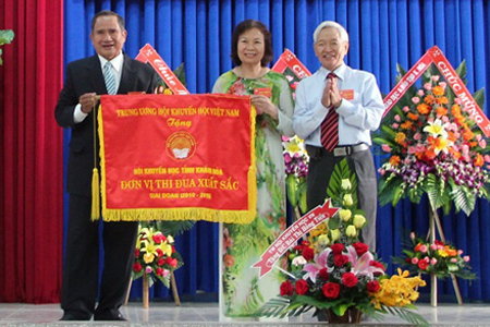 Ông Lương Ngọc Toản, Phó Chủ tịch Trung ương Hội Khuyến học Việt Nam trao cờ thi đua xuất sắc cho Hội Khuyến học tỉnh.