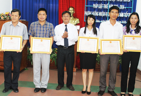 Ông Nguyễn Xuân Dũng trao giấy khen cho các tập thể có thành tích  trong công tác phối hợp tuyên truyền thuế