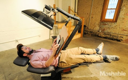 Chiếc bàn nằm làm việc của hãng Altwork