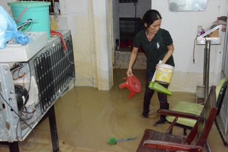 Một nhà dân ở đường Phong Châu bị ngập sau cơn mưa đêm 1-11