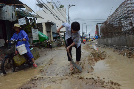 Người dân đào ngang đường Phong Châu để tạo rãnh thoát nước