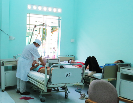 Bệnh nhân sốt xuất huyết đang điều trị tại Bệnh viện Bệnh nhiệt đới
