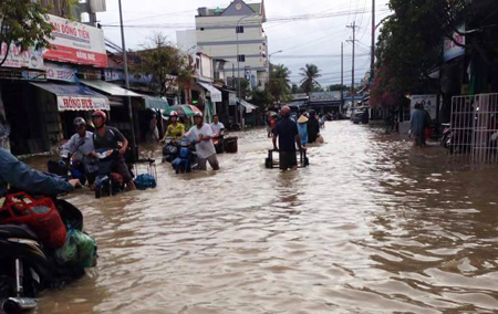 Nước ngập trên đường Nguyễn Thị Minh Khai, TP. Cam Ranh