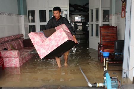 Mưa lớn, nhiều nhà dân dọc Quốc lộ 1A bị ngập