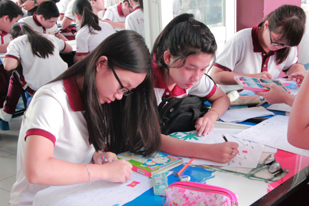  Học sinh Trường iSchool Nha Trang thi vẽ tranh tuyên truyền biển đảo. Ảnh: KIM DUNG