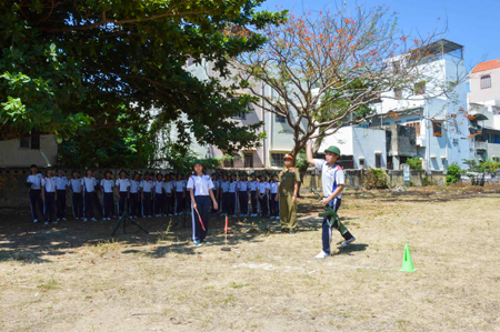 Giảng dạy môn giáo dục quốc phòng an ninh ở Trường THPT Hoàng Văn Thụ (Nha Trang). Ảnh: M.Hùng