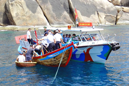 Lực lượng bảo vệ đảo của Công ty Yến sào Khánh Hòa bắt giữ ghe đánh bắt cá bằng thuốc nổ