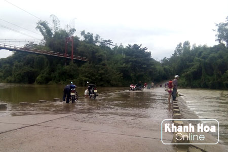 Xe du lịch 16 chỗ gặp nạn khi băng qua cầu tràn