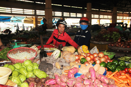 Một sạp hàng tại chợ Vĩnh Hải