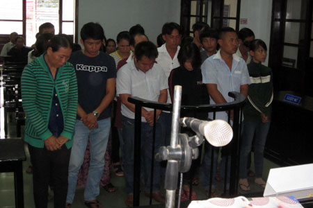 Dùng ghe máy chở người đi đánh bạc