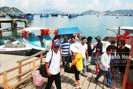 Du khách đến đảo Bình Ba