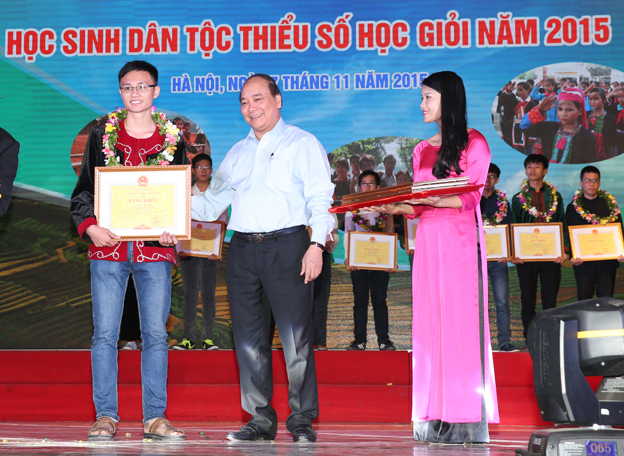 Tuyên dương 122 học sinh dân tộc thiểu số xuất sắc