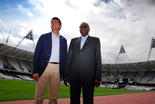 Ông Lamine Diack (trái) và Chủ tịch IAAF Sebastian Coe Ảnh: IAAF