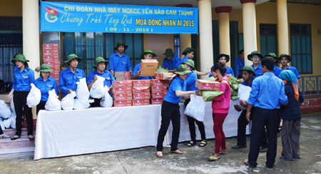 Tặng 200 phần quà cho người nghèo ở xã Cam Thịnh Tây