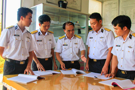 Đại tá, Tiến sĩ Trần Đại Nghĩa (giữa) luôn say mê nghiên cứu khoa học