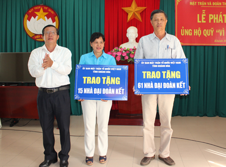 Ông Trần Ngọc Thanh trao tựng trưng hỗ trợ xây nhà đại đoàn kết cho người nghèo huyện Khánh Vĩnh và Diên Khánh.