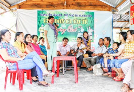 Một buổi sinh hoạt của Câu lạc bộ Đờn ca tài tử Hương Quê