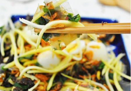 Bánh tráng trộn xoài ngon miệng