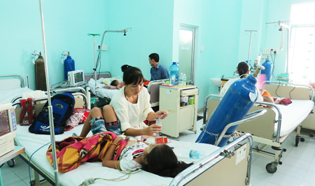 Bệnh nhân sốt xuất huyết nặng đang điều trị tại Bệnh viện Bệnh nhiệt đới
