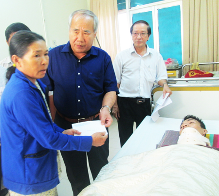 Đồng chí Đào Công Thiên thăm, tặng quà nạn nhân Nguyễn Minh Tài (xã Phước Đồng, TP. Nha Trang)